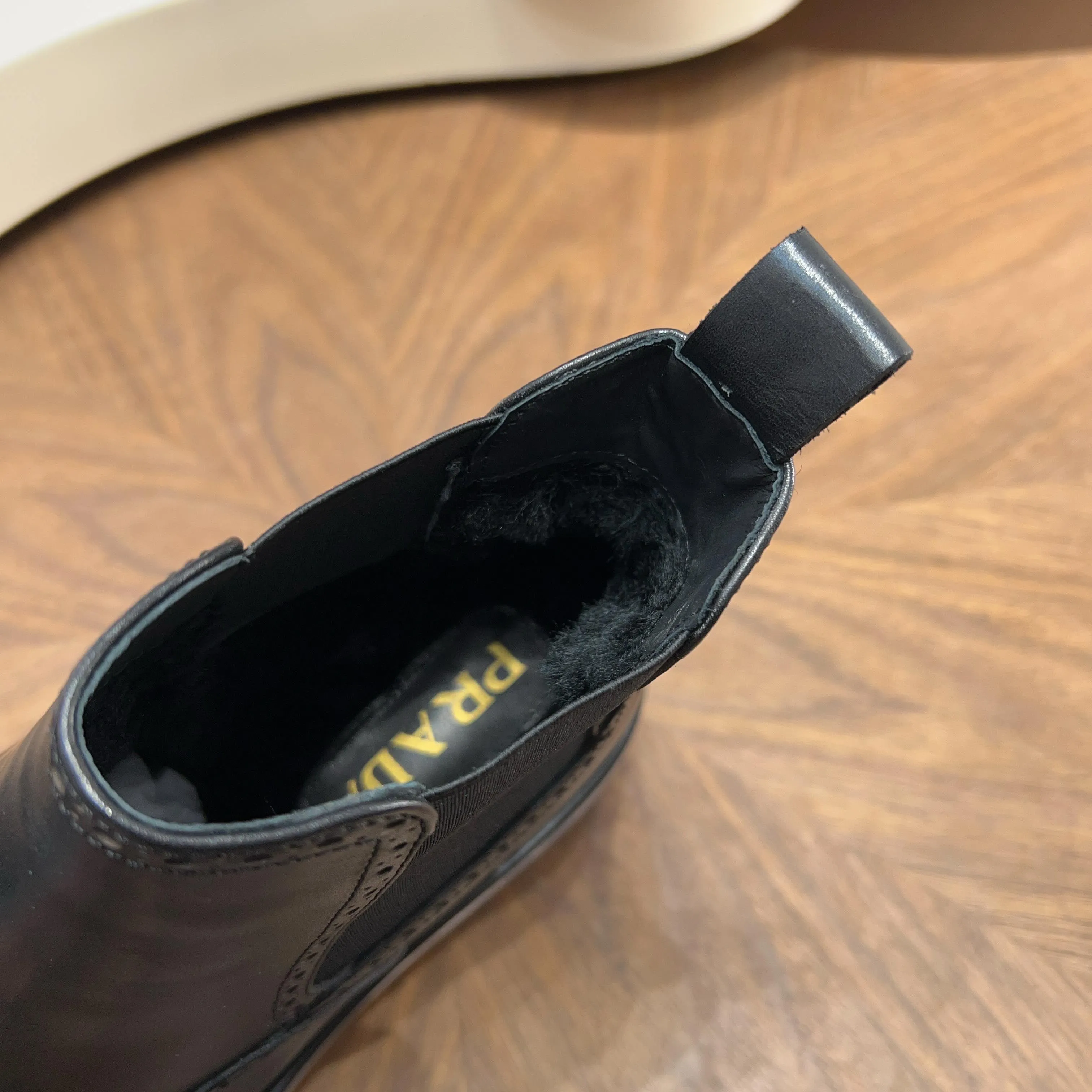 Men's shoes 💰 1000 Prada/Prada Italian show version Pure original men's high-top slip-on air cushion shoes Original super flexible air cushion outsole Silver label PRADA letter logo decoration on the heel Rubber bottom layer High comfort Excellent anti-slip performance Imported waxed cowhide Leather is smooth Leather holes are fine and even Super good texture Slip-on design Geometric carving decoration Novel and unique Full calf leather lining Standard gold-labeled feet. Fine workmanship. Ignore market currency. Support comparison inspection. Size: 38-39-40-41-42-43-44. Standard leather shoe size 45. Order